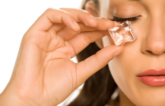 Pros & Cons of Using Ice Cubes For Beauty